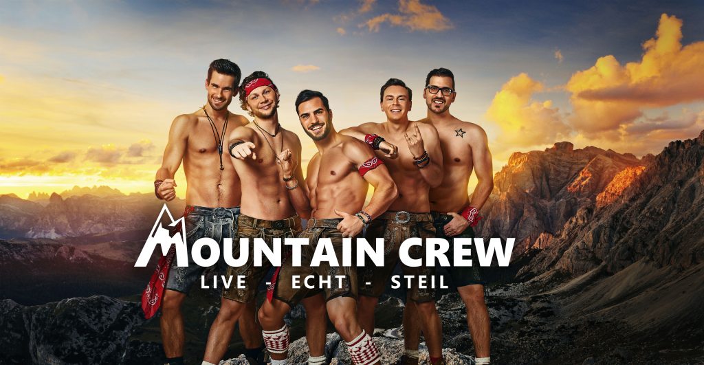 Mountain Crew, Die Band mit nacktem Oberkörber vor einem Bergpanorama bei Sonnenuntergang